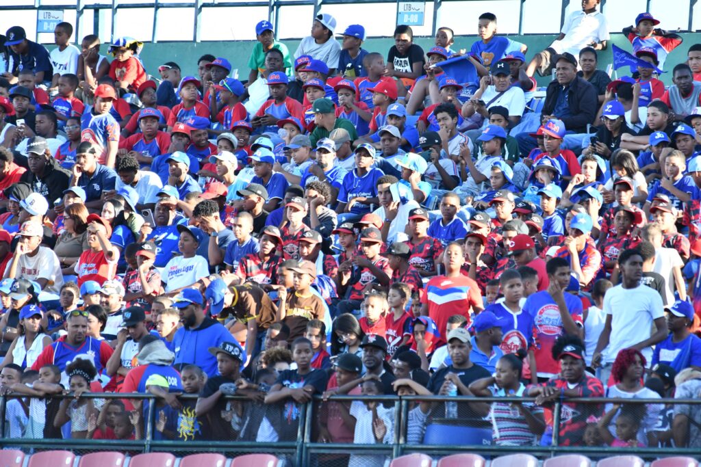 Grupo de niños en el Estadio